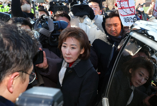 나경원 국민의힘 의원이 3일 경기도 의왕시 서울구치소에서 윤석열 대통령 면회를 마친 뒤 차량으로 향하고 있다. [연합뉴스]